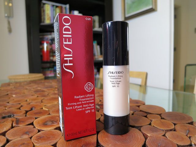 Shiseido skin radiant lifting. Shiseido Radiant Lifting Foundation оттенки. Шисейдо лифтинг тональный 130. Shiseido Synchro Skin Radiant Lifting 120. Шисейда Радиан лифтинг оттенки.